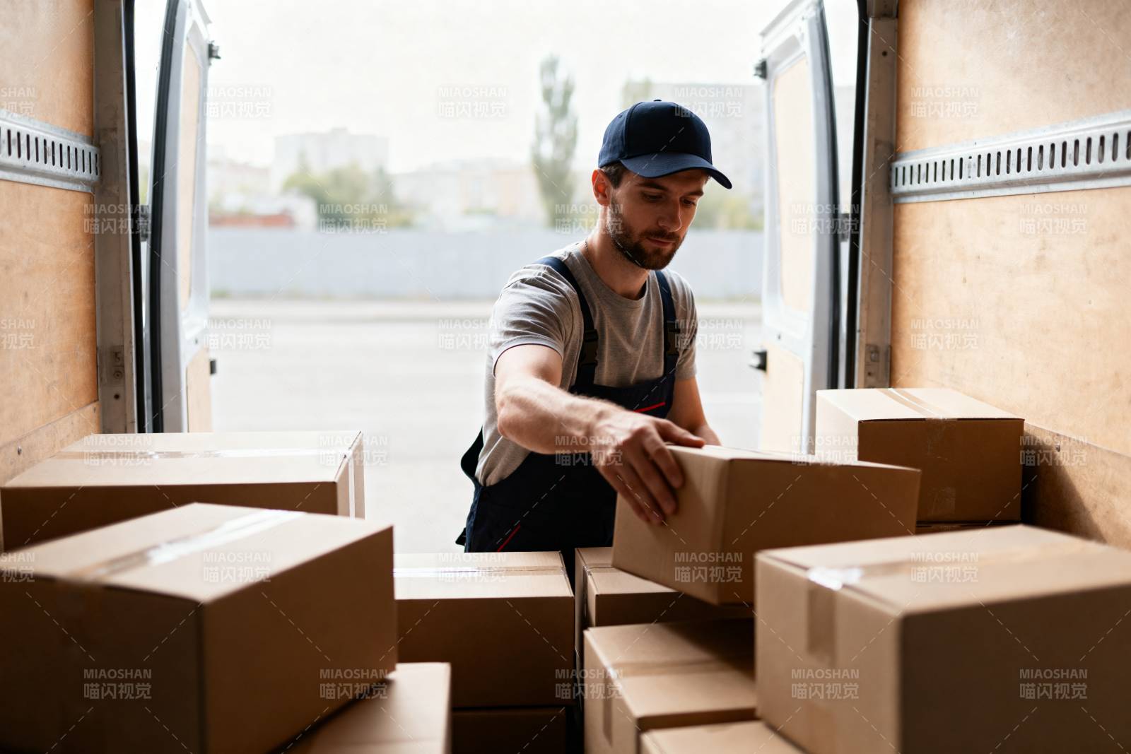 快递员搬运包裹图片