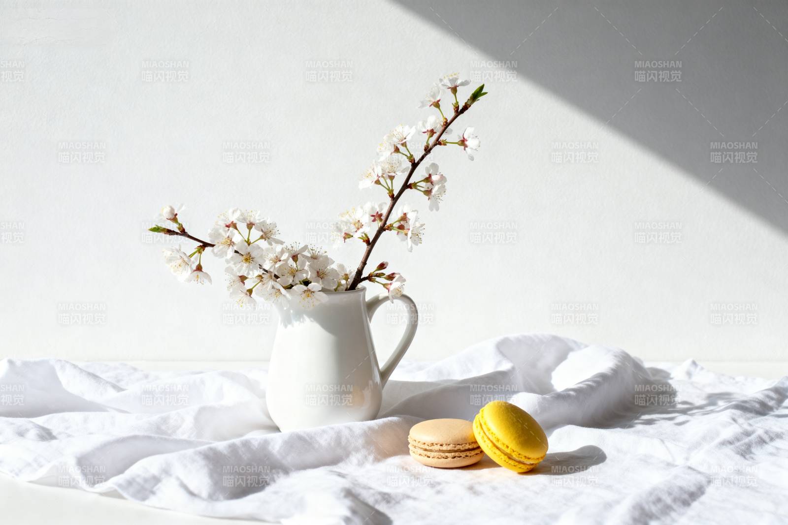 春日静物 花与甜点图片