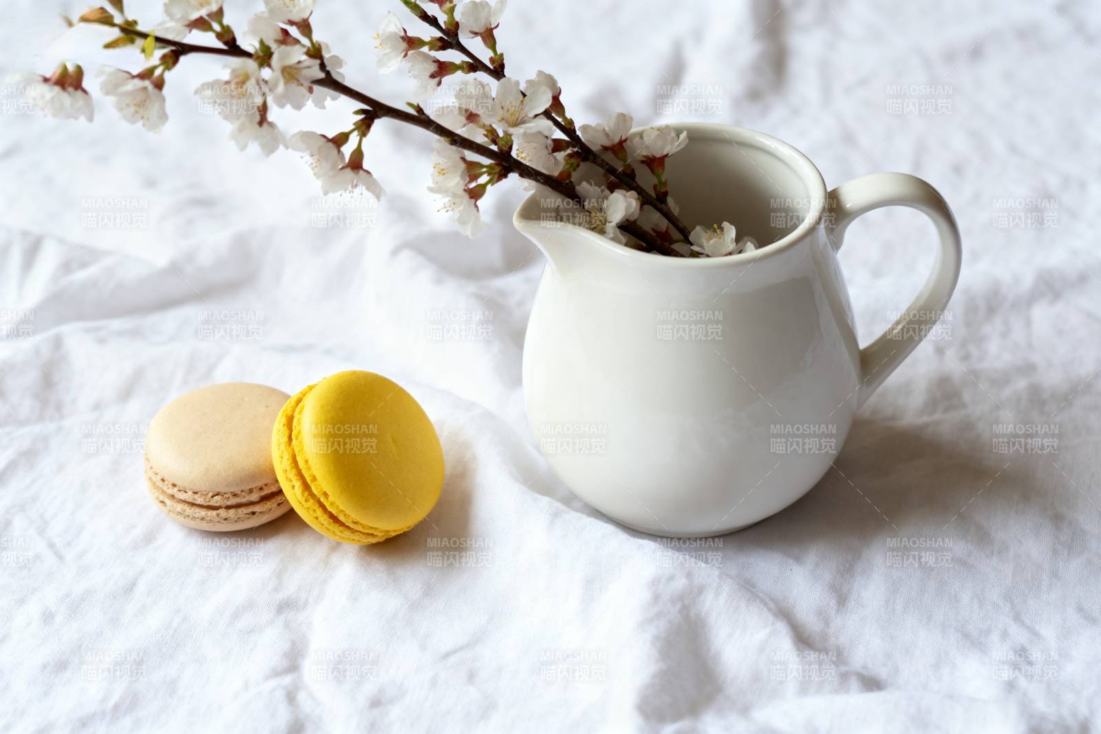 樱花与马卡龙静物图片