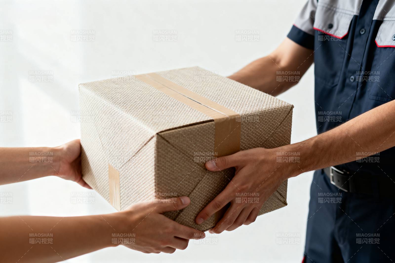 快递员递送包裹图片