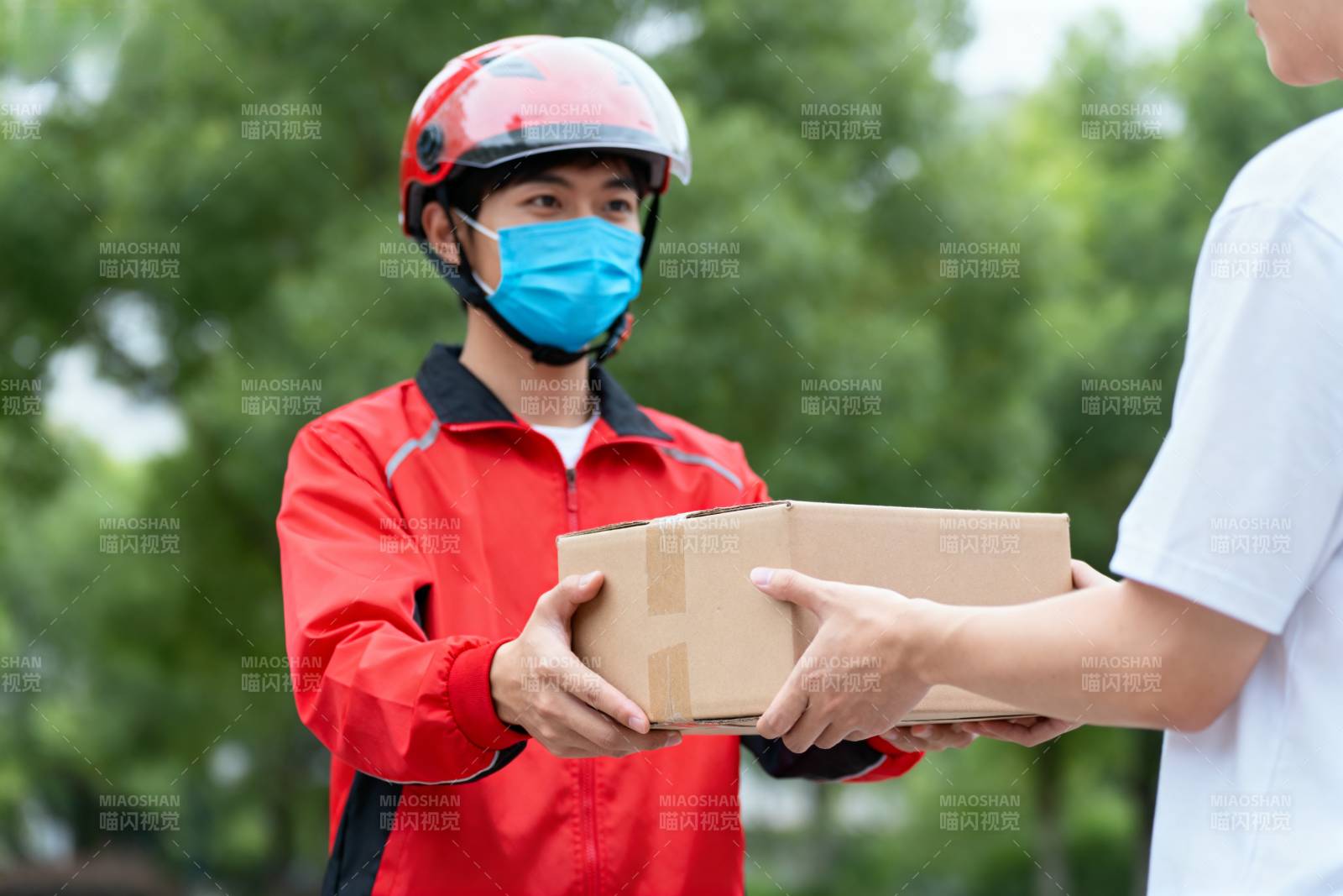 快递员送包裹图片