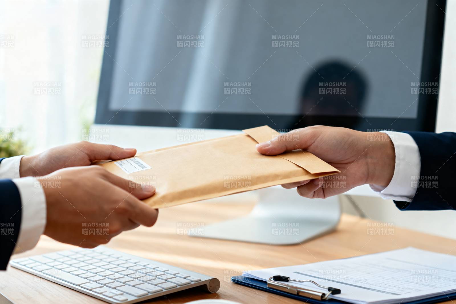 文件交接瞬间图片