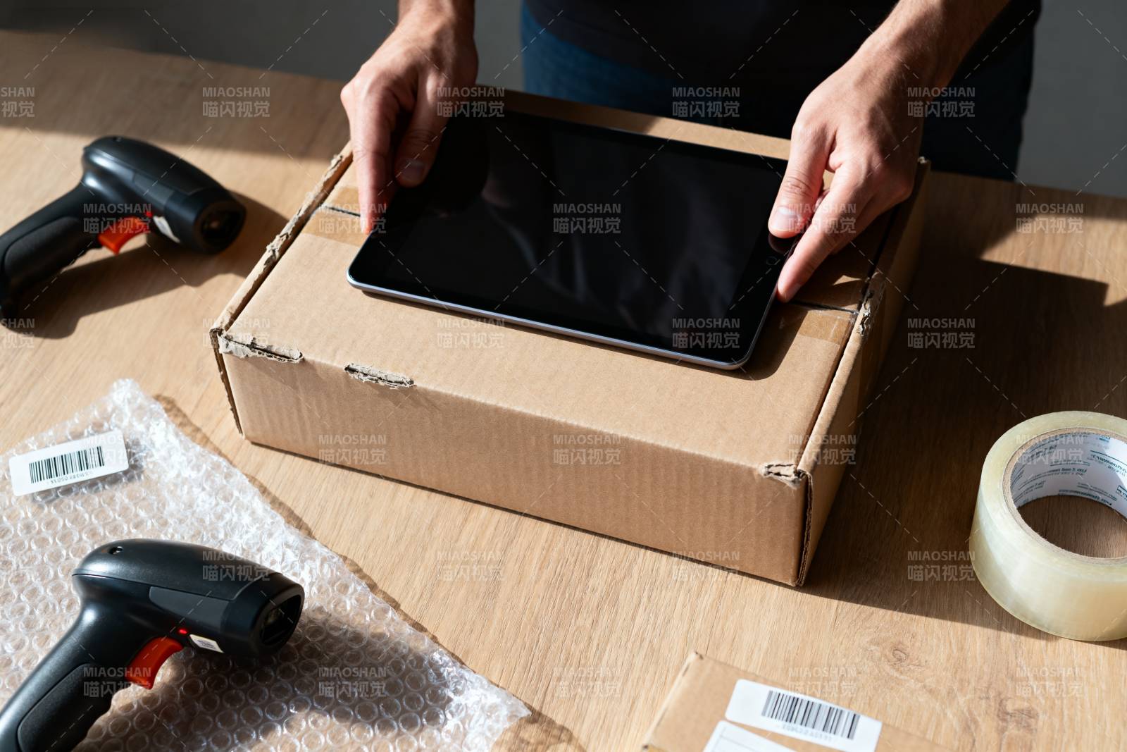 平板装箱打包图片