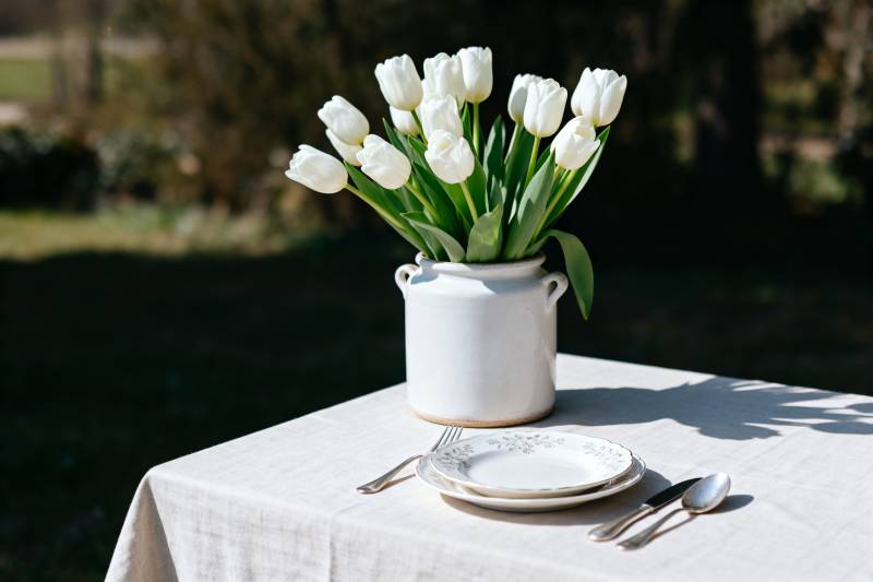 白郁金香餐桌布置图片