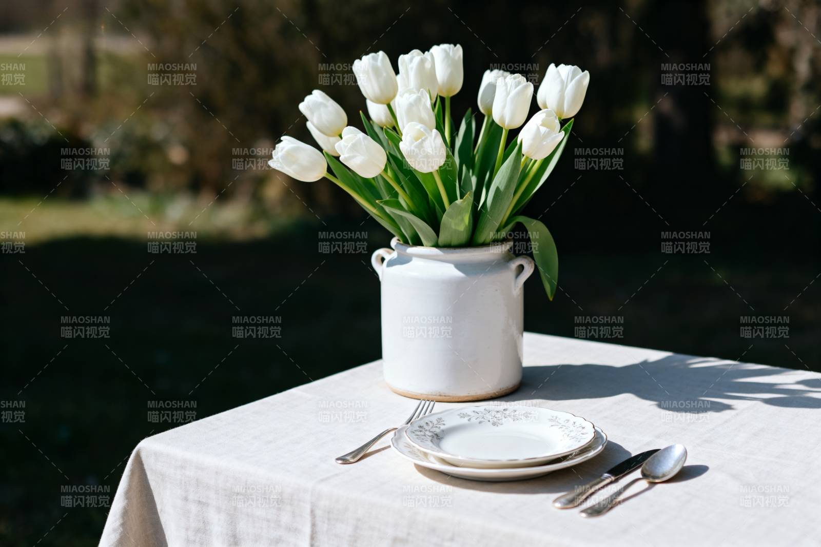 白郁金香餐桌布置图片