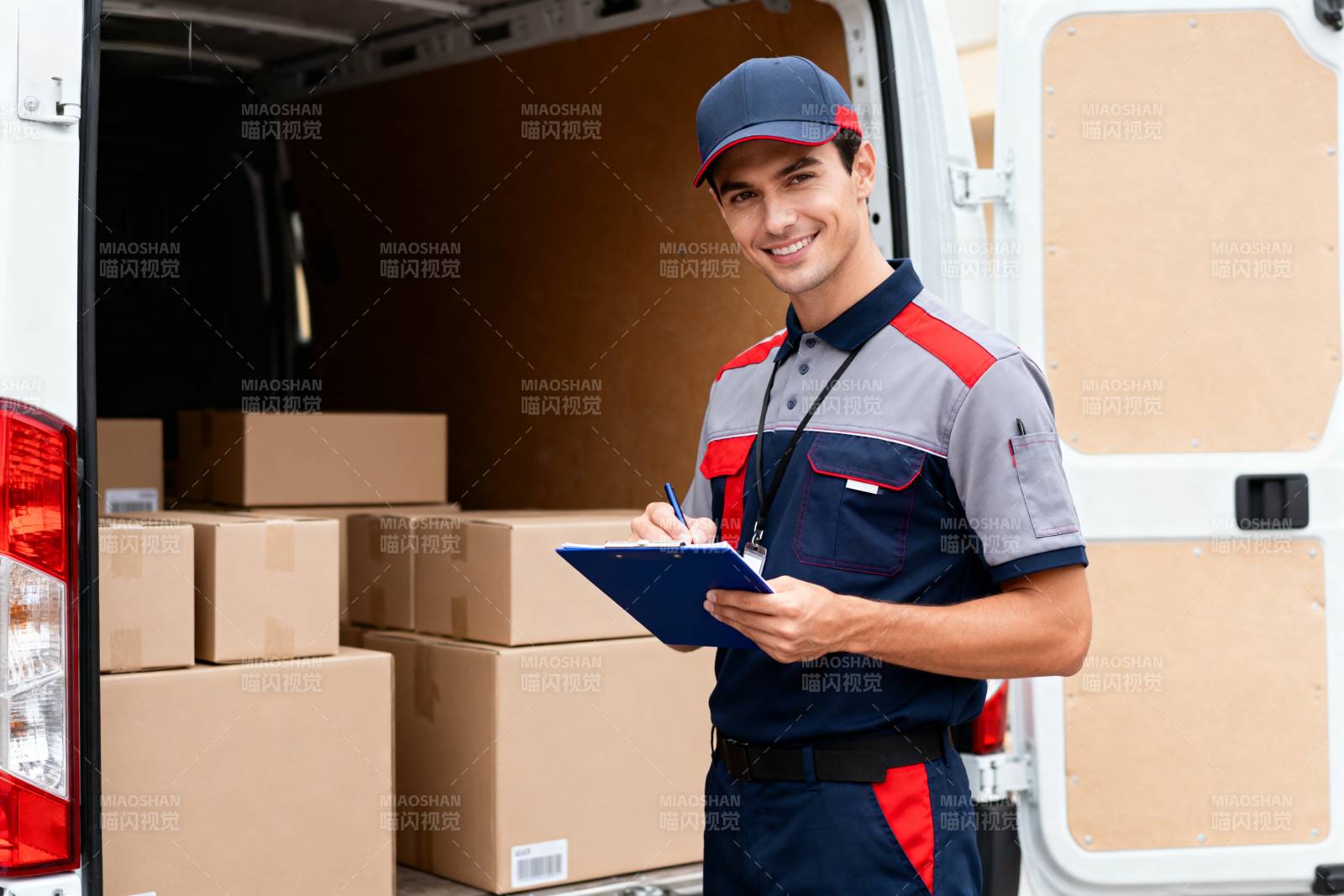 快递员微笑送包裹图片