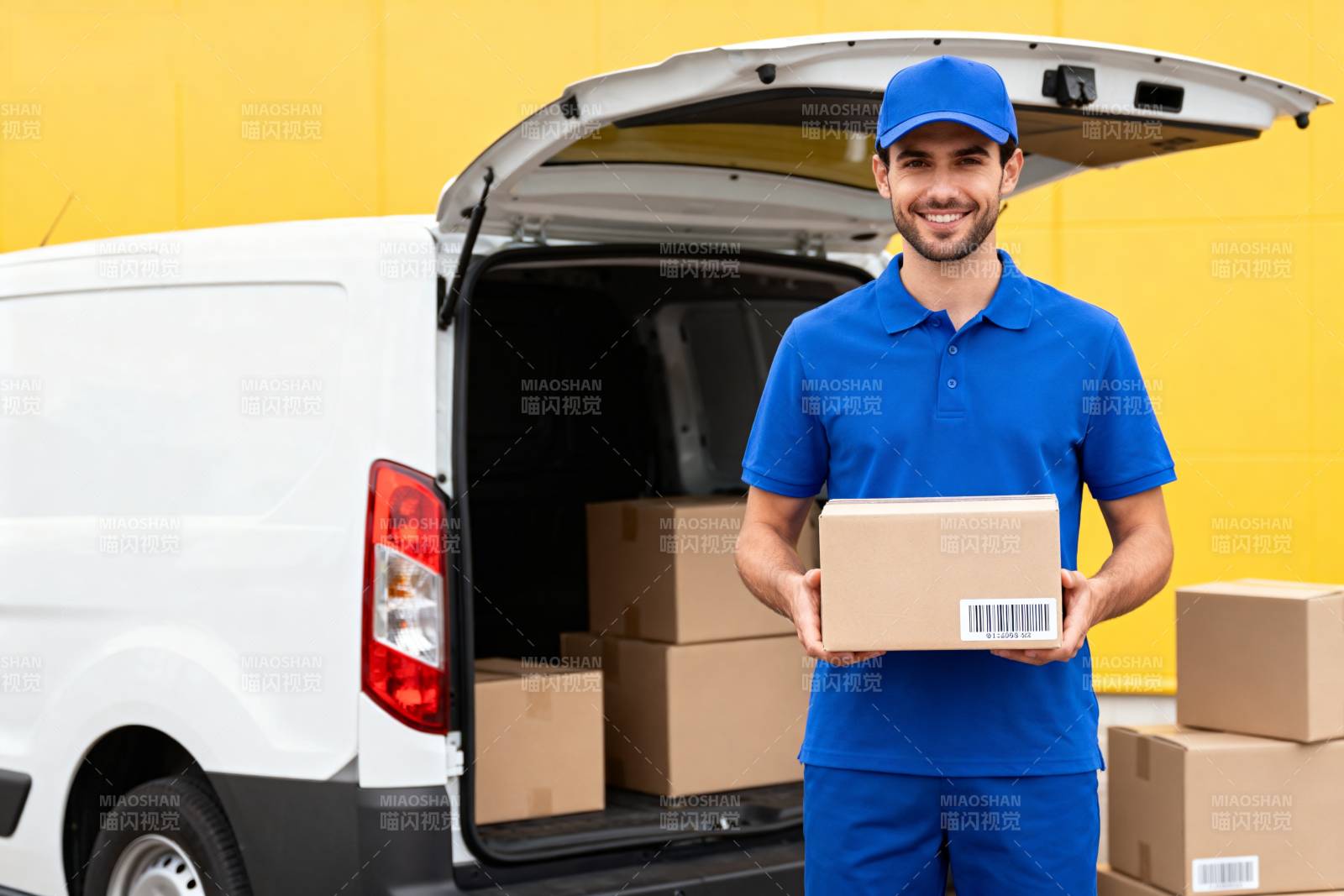 快递员微笑送包裹图片