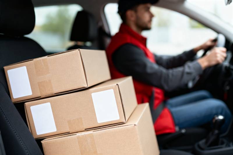 快递员驾驶送包裹图片