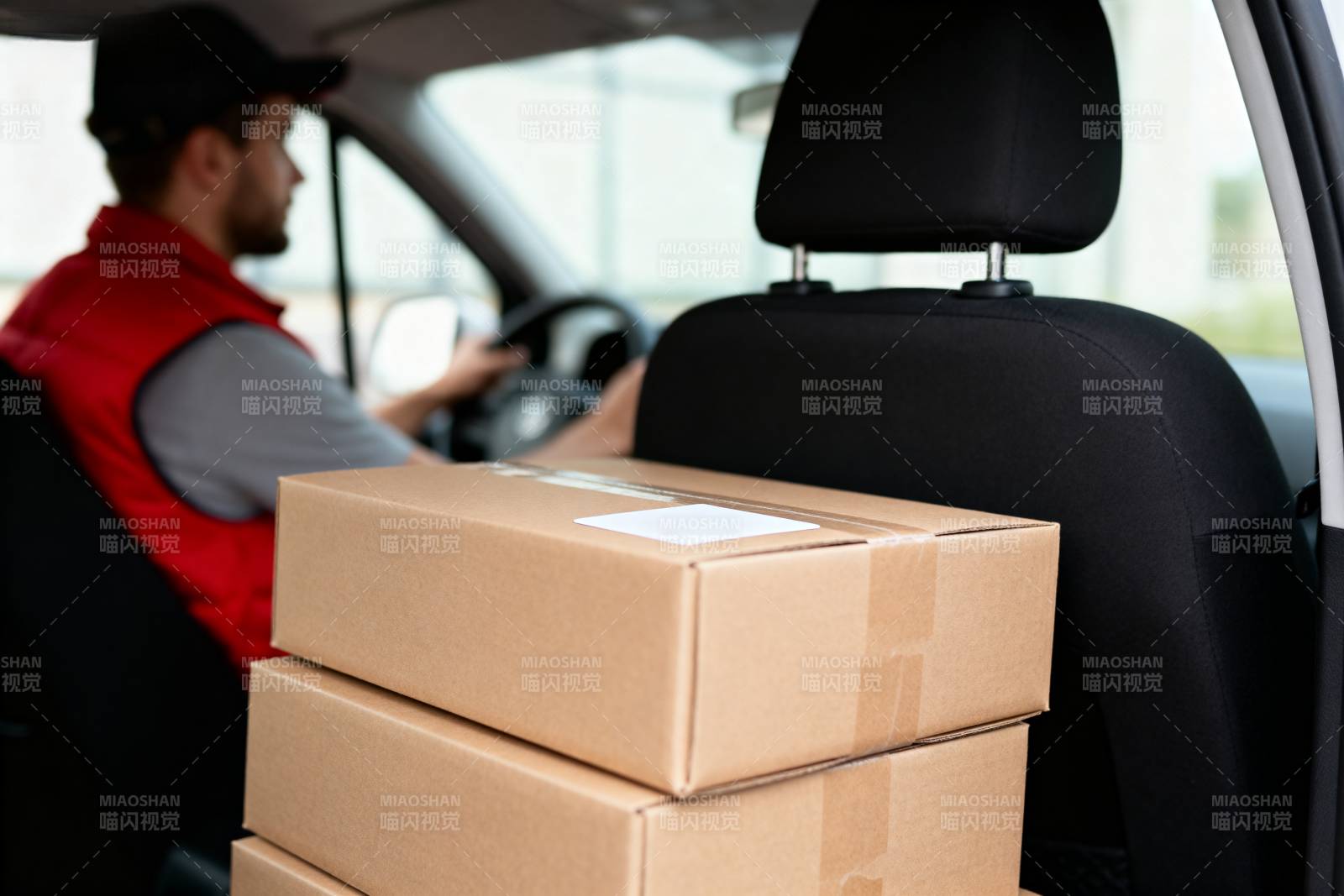 快递员驾驶送包裹图片