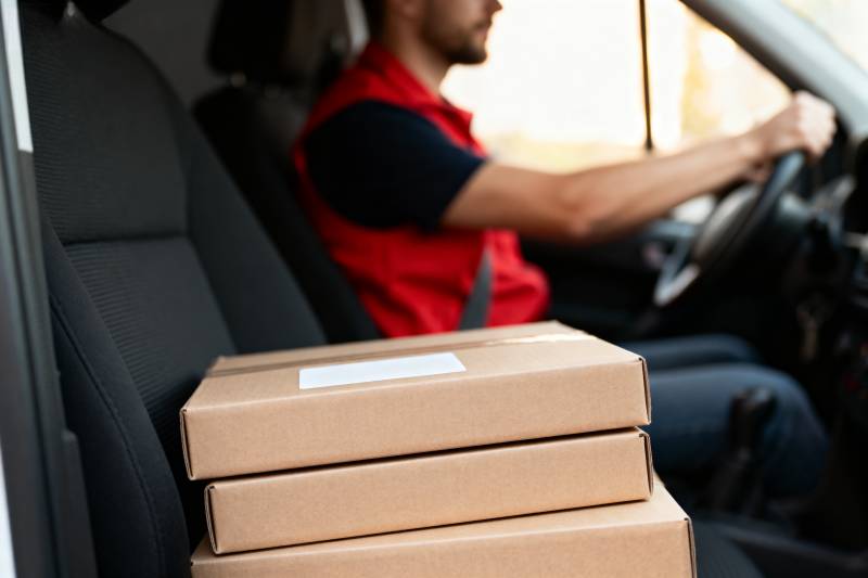 快递员驾驶送包裹图片