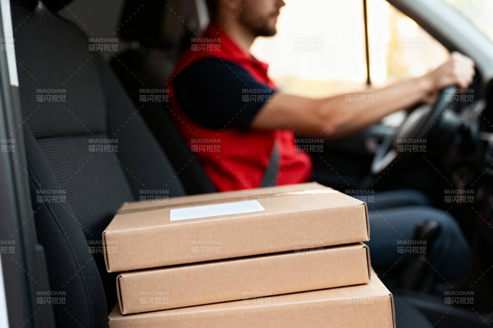 快递员驾驶送包裹图片