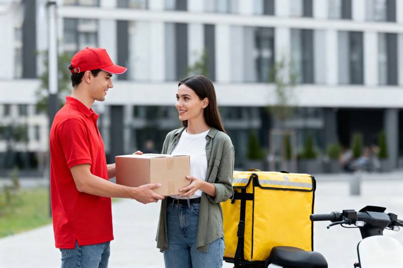 快递员递送包裹图片