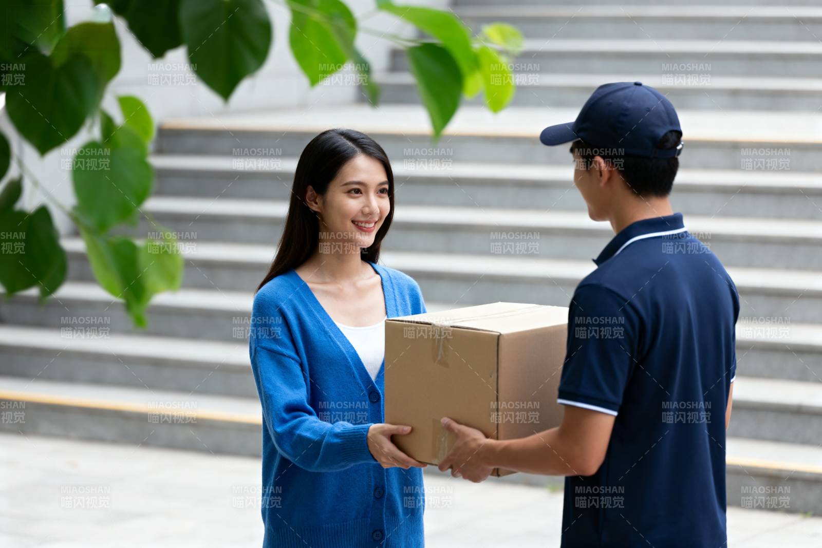 快递员递送包裹图片