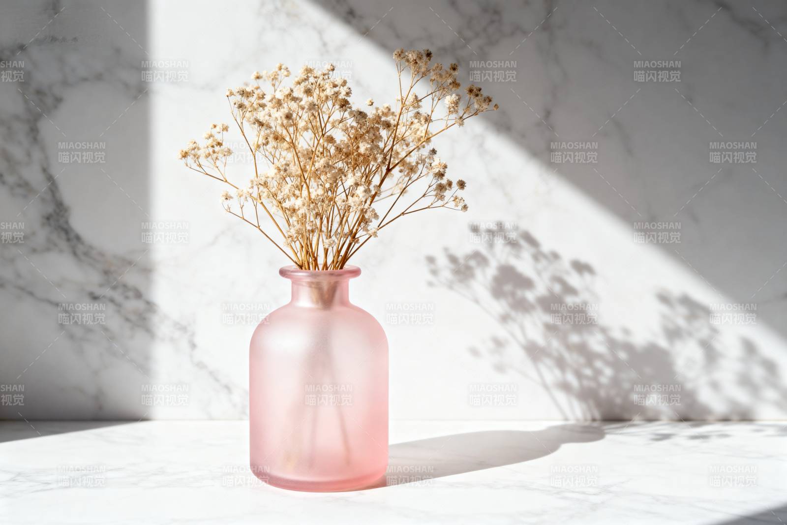 粉瓶干花光影图片