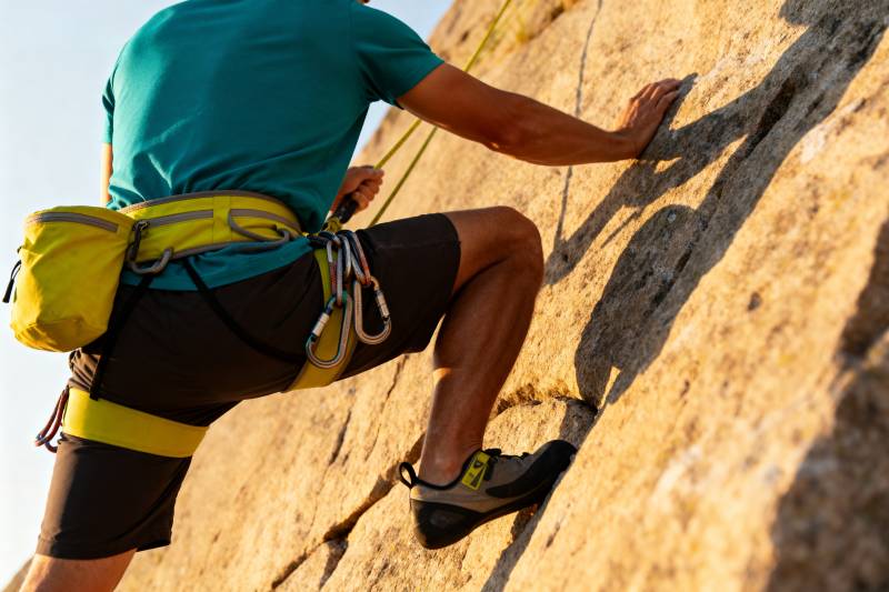 攀岩者奋力攀登图片