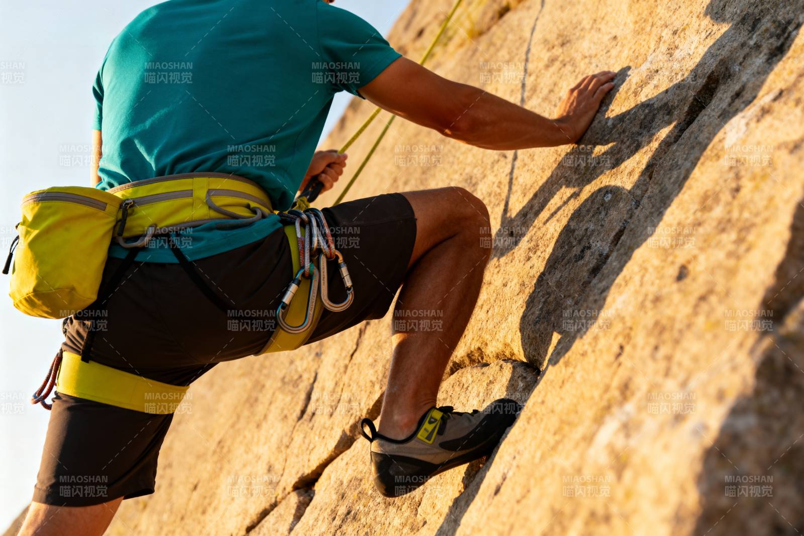 攀岩者奋力攀登图片