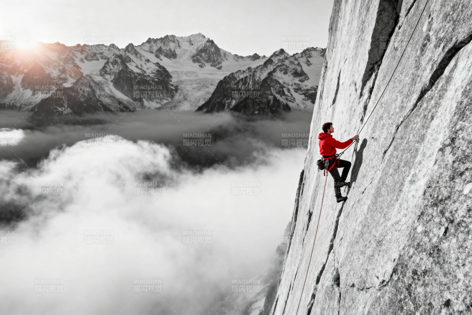 峭壁攀岩 云海之上图片