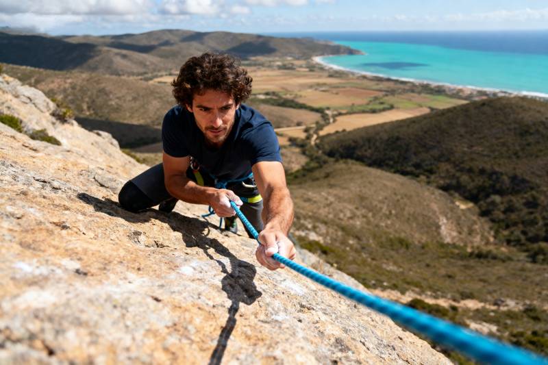 攀岩者征服峭壁图片