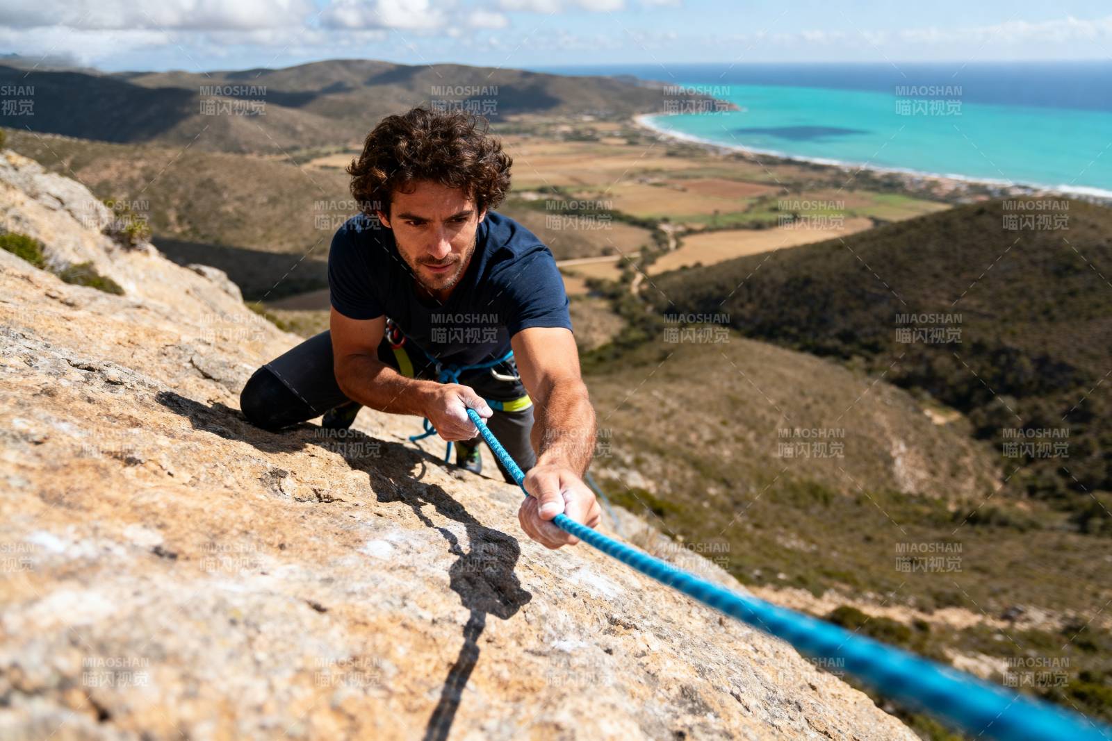 攀岩者征服峭壁图片