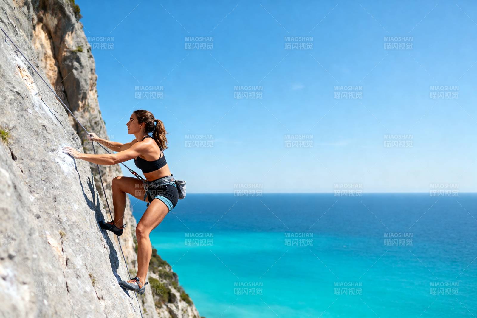 海边峭壁攀岩图片