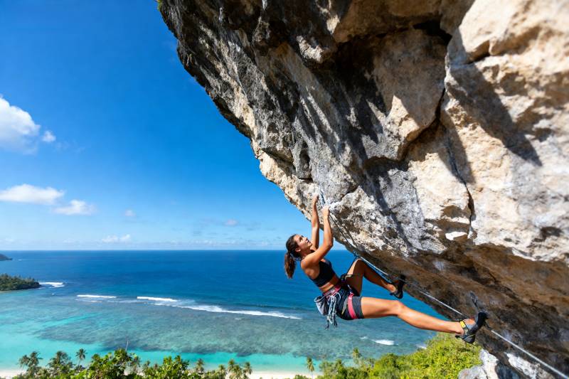 悬崖边的攀岩者图片