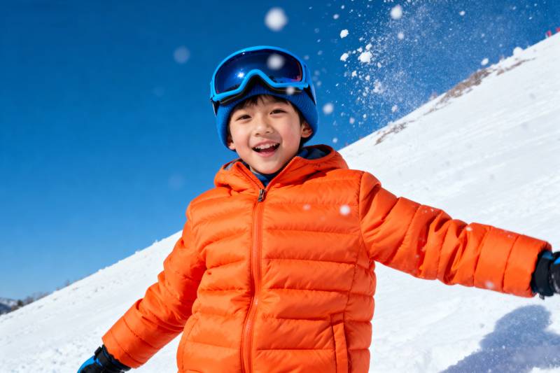 雪地里的快乐小孩图片