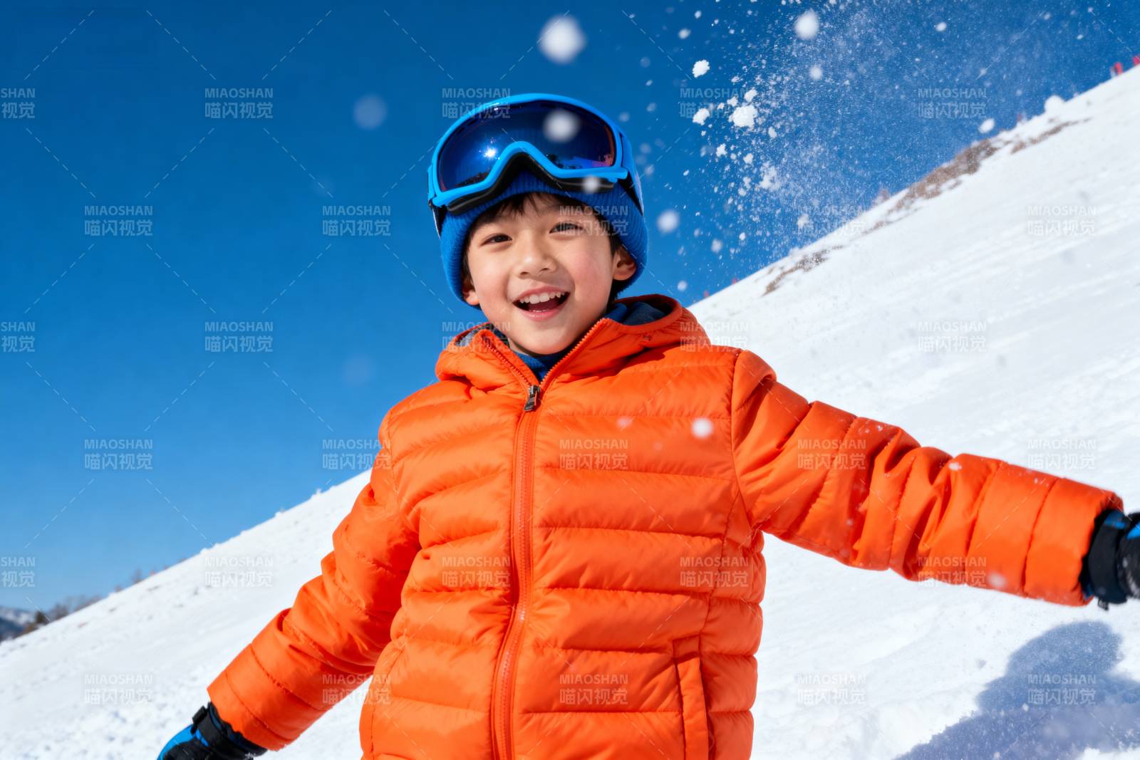 雪地里的快乐小孩图片