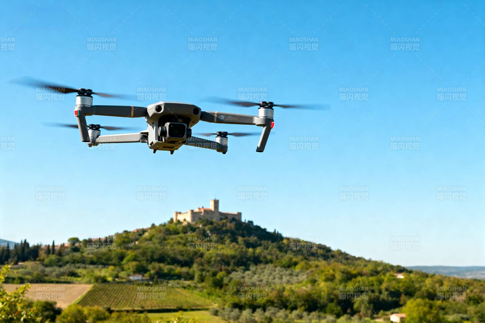 无人机飞越古堡山图片