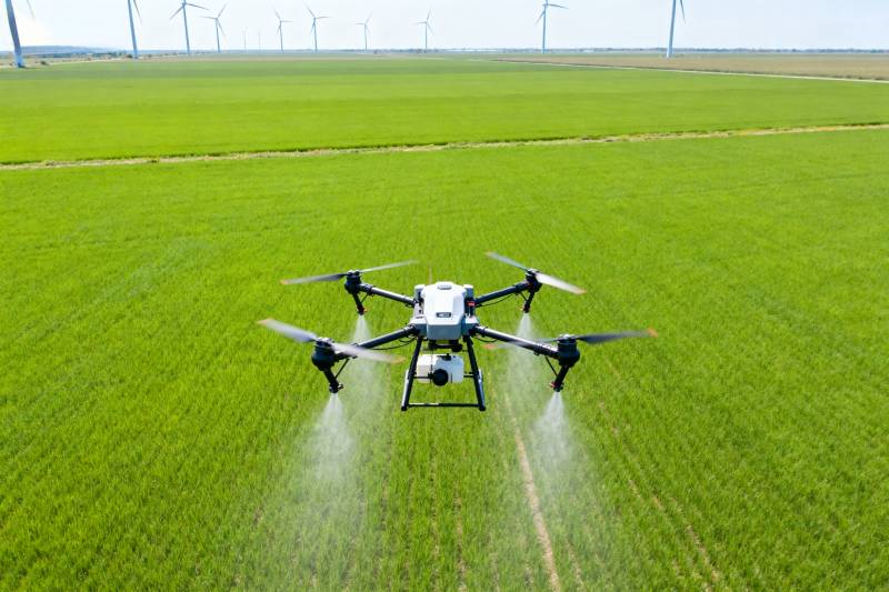 无人机喷洒农田图片
