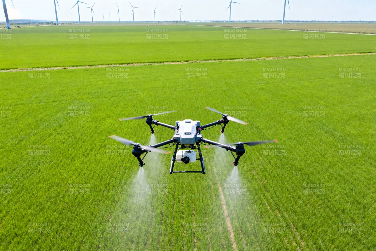 无人机喷洒农田图片