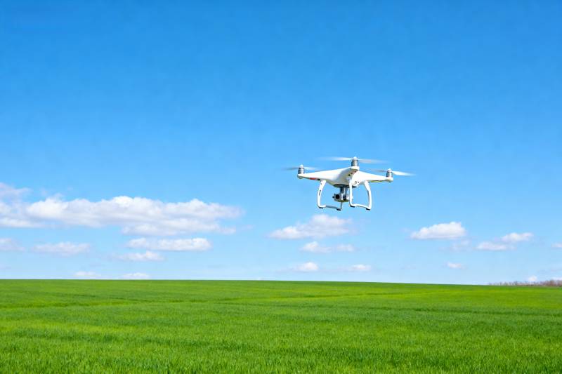 无人机飞越绿野图片