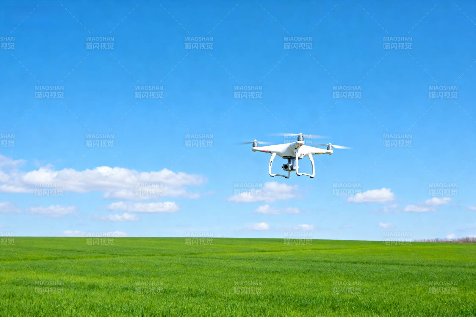 无人机飞越绿野图片