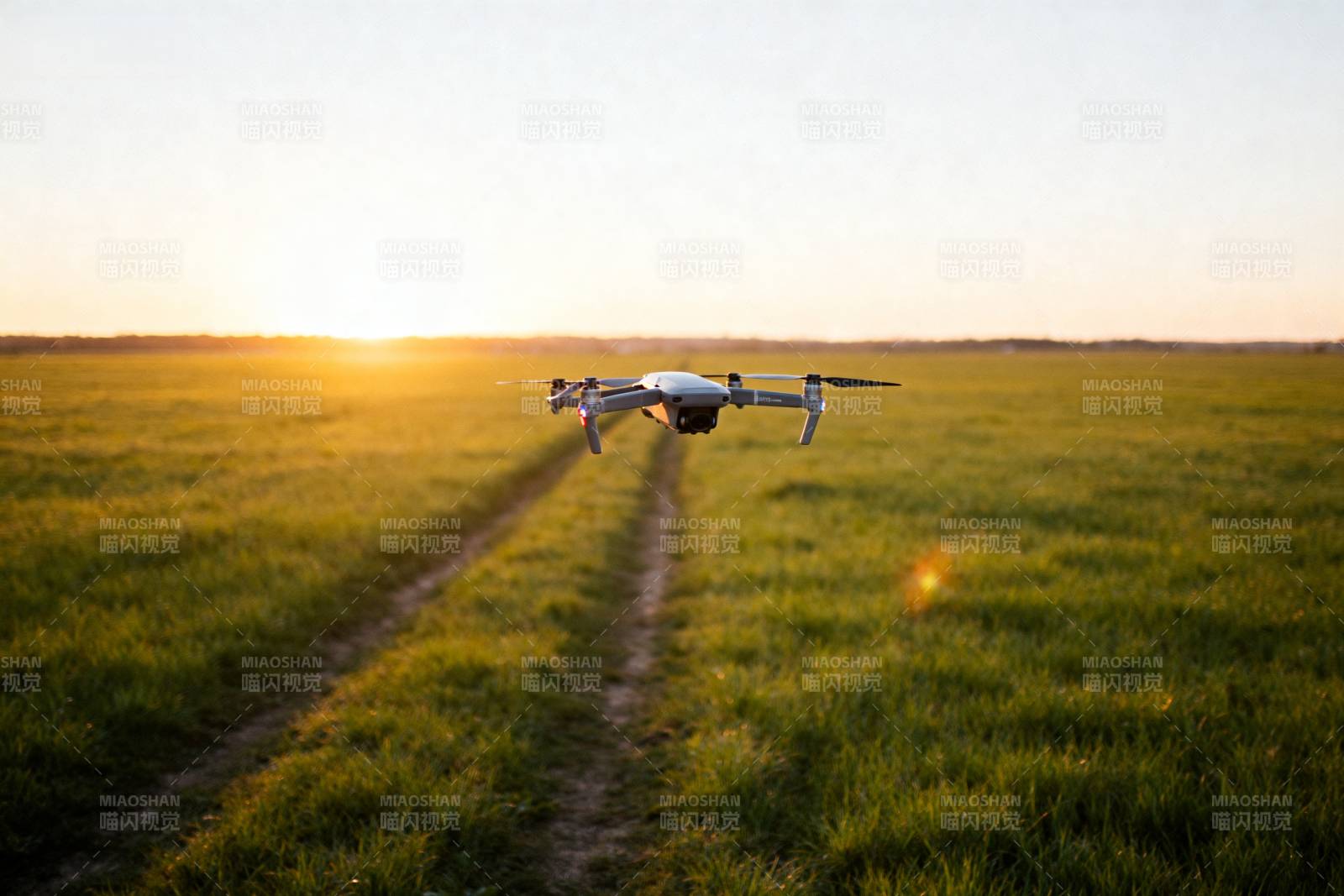 无人机飞越田野图片