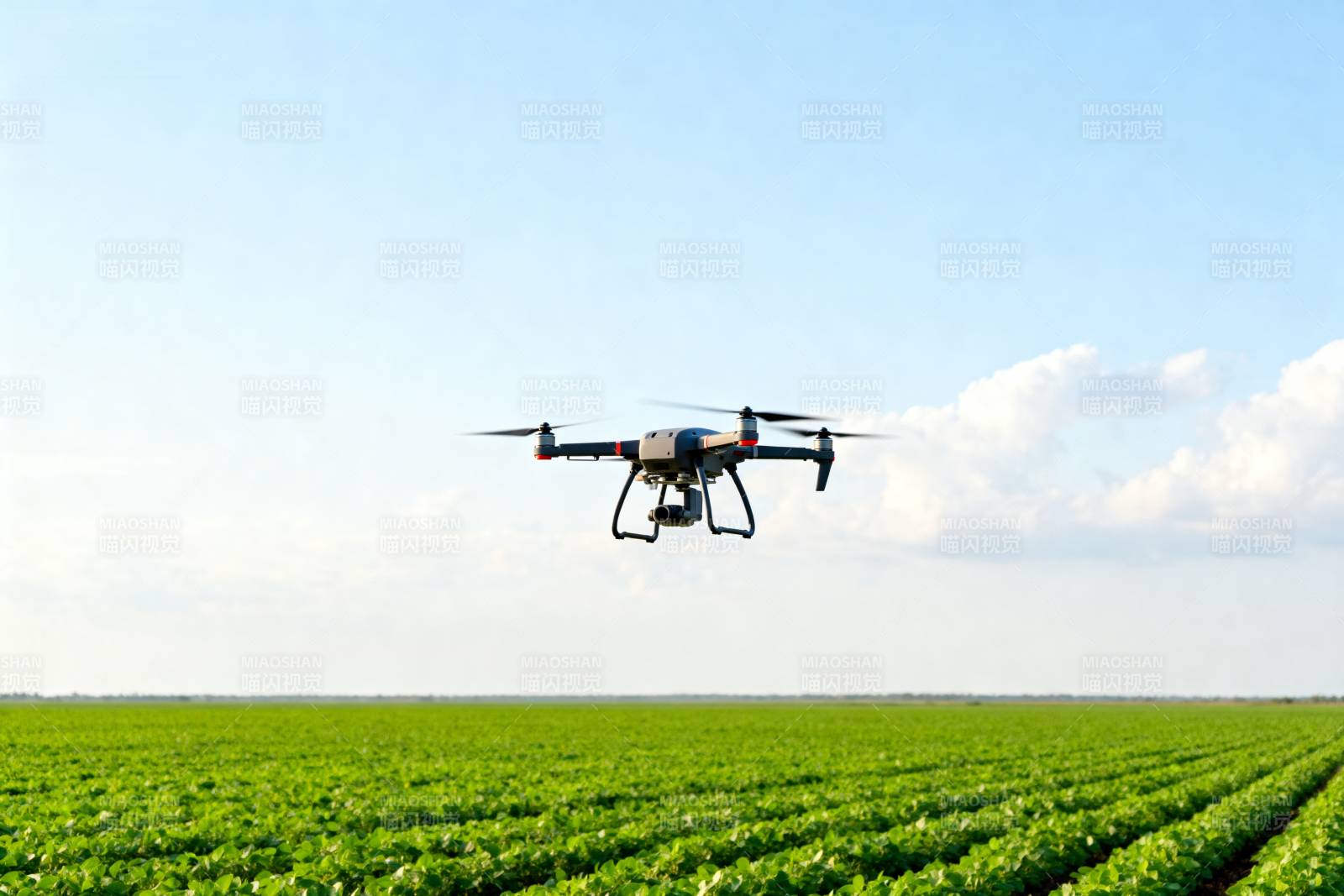 无人机飞越农田图片