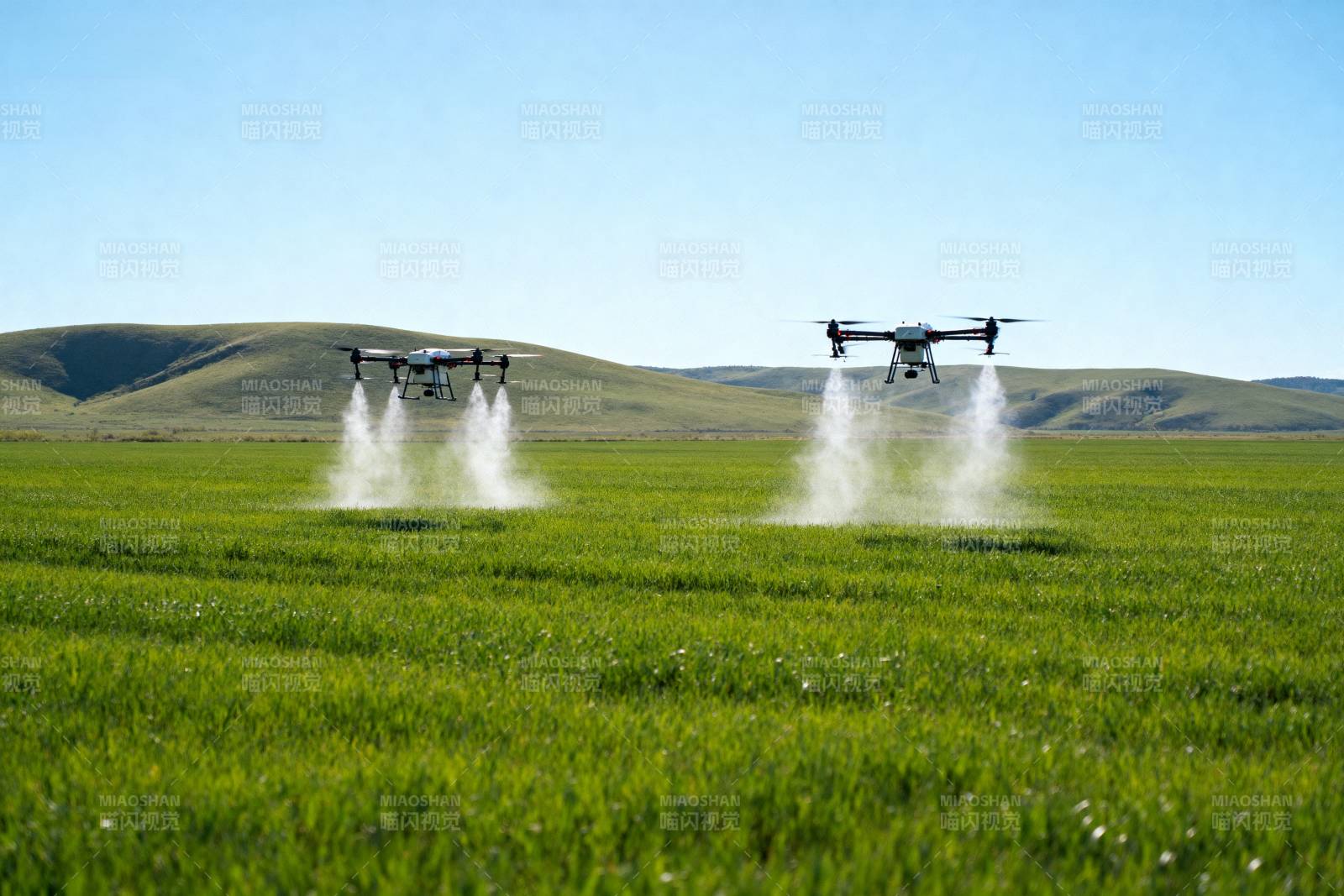 无人机喷洒农田图片