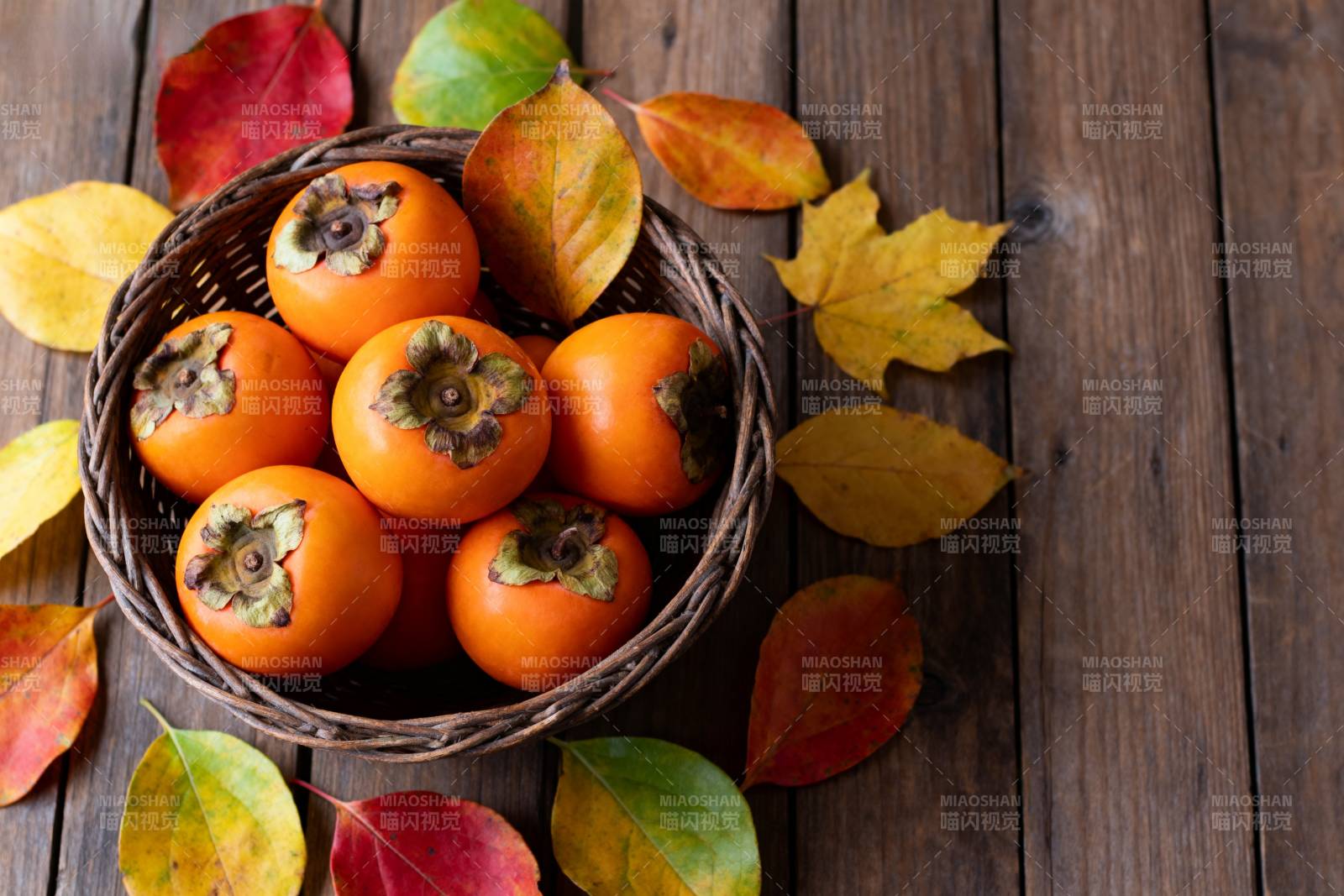 秋果篮中叶纷飞图片