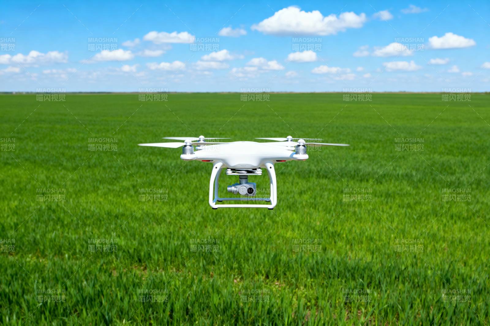 无人机飞越绿野图片