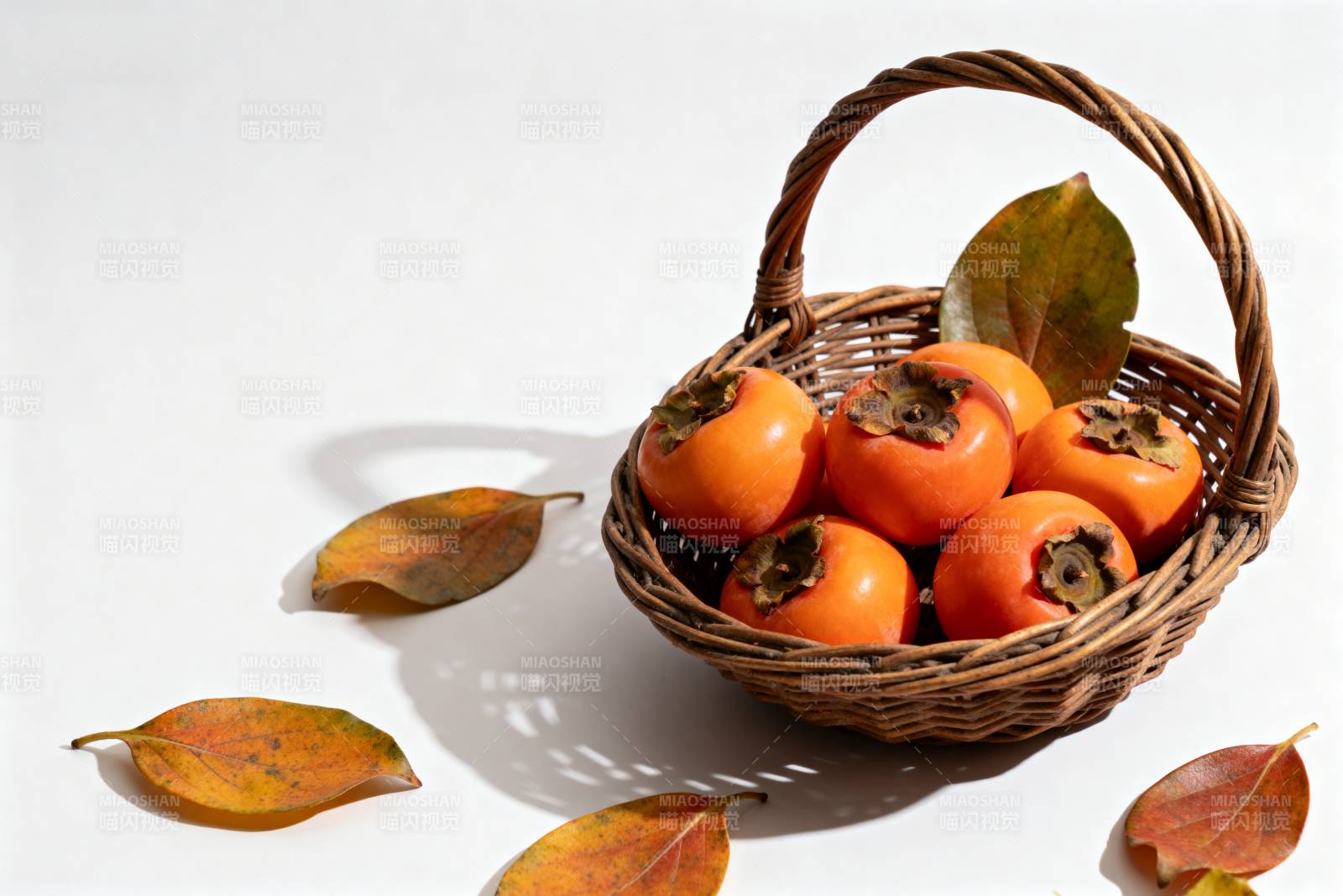柿子篮秋叶静美图片