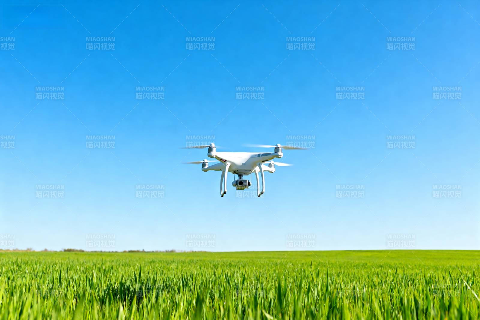 无人机飞越绿野图片