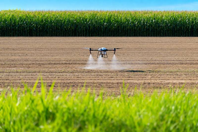 无人机农田喷洒图片