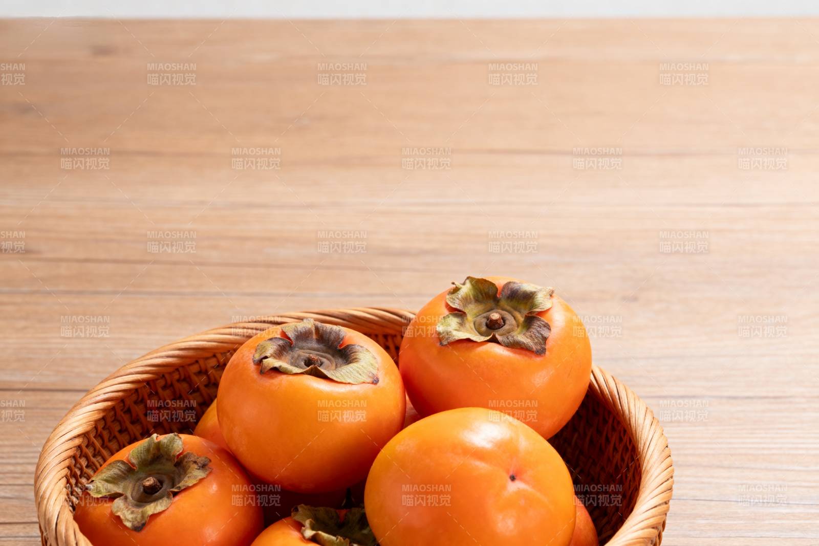 篮中柿子橙黄诱人图片