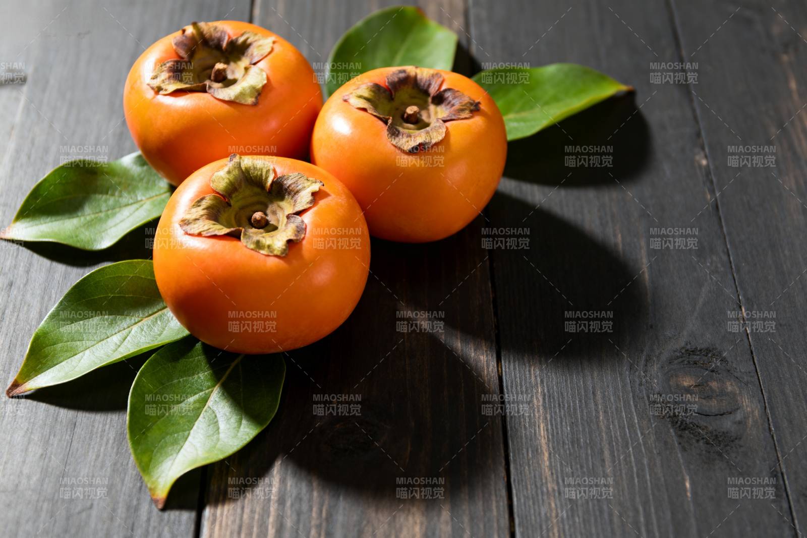 柿子与绿叶静物图片