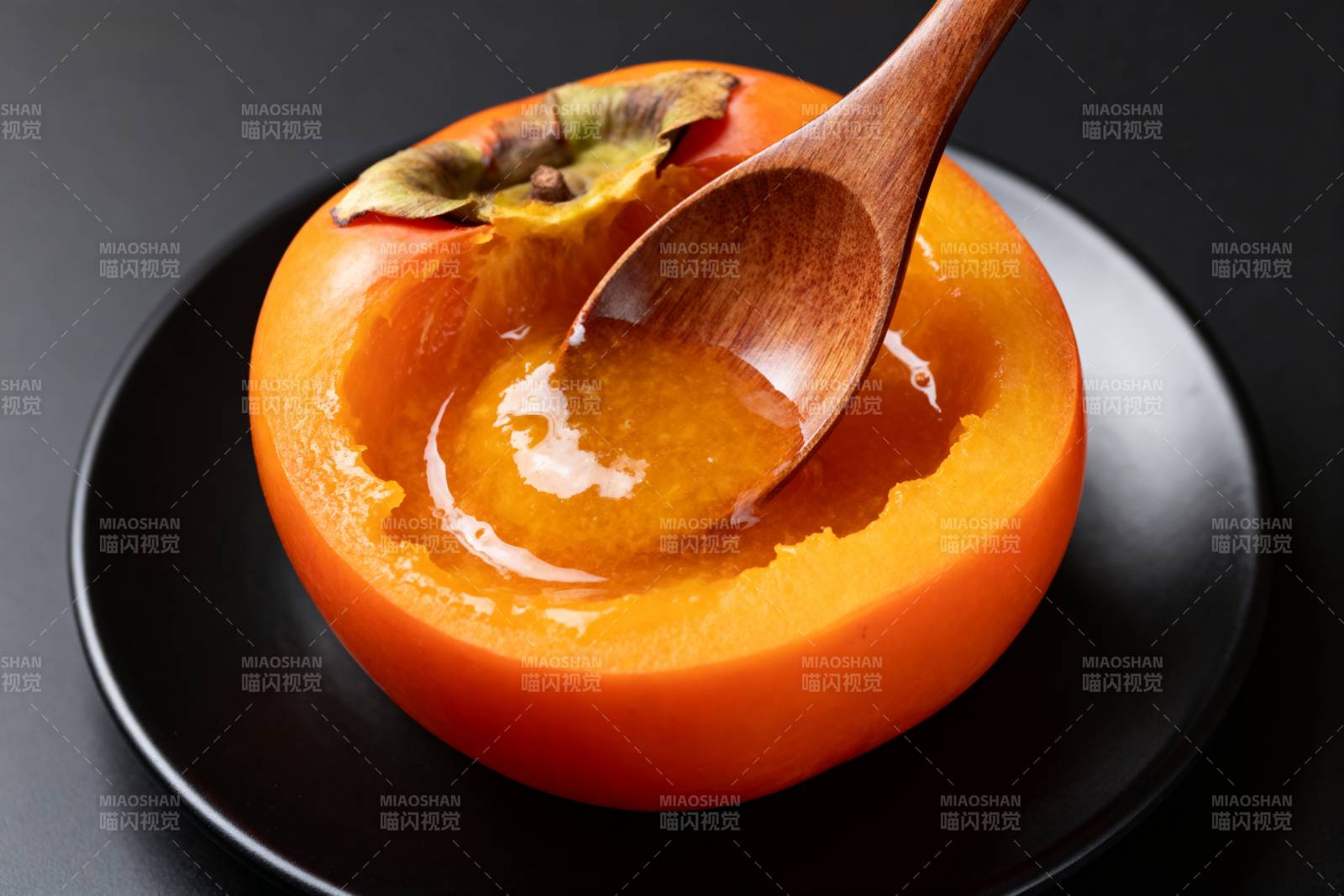 柿子果肉舀取图片