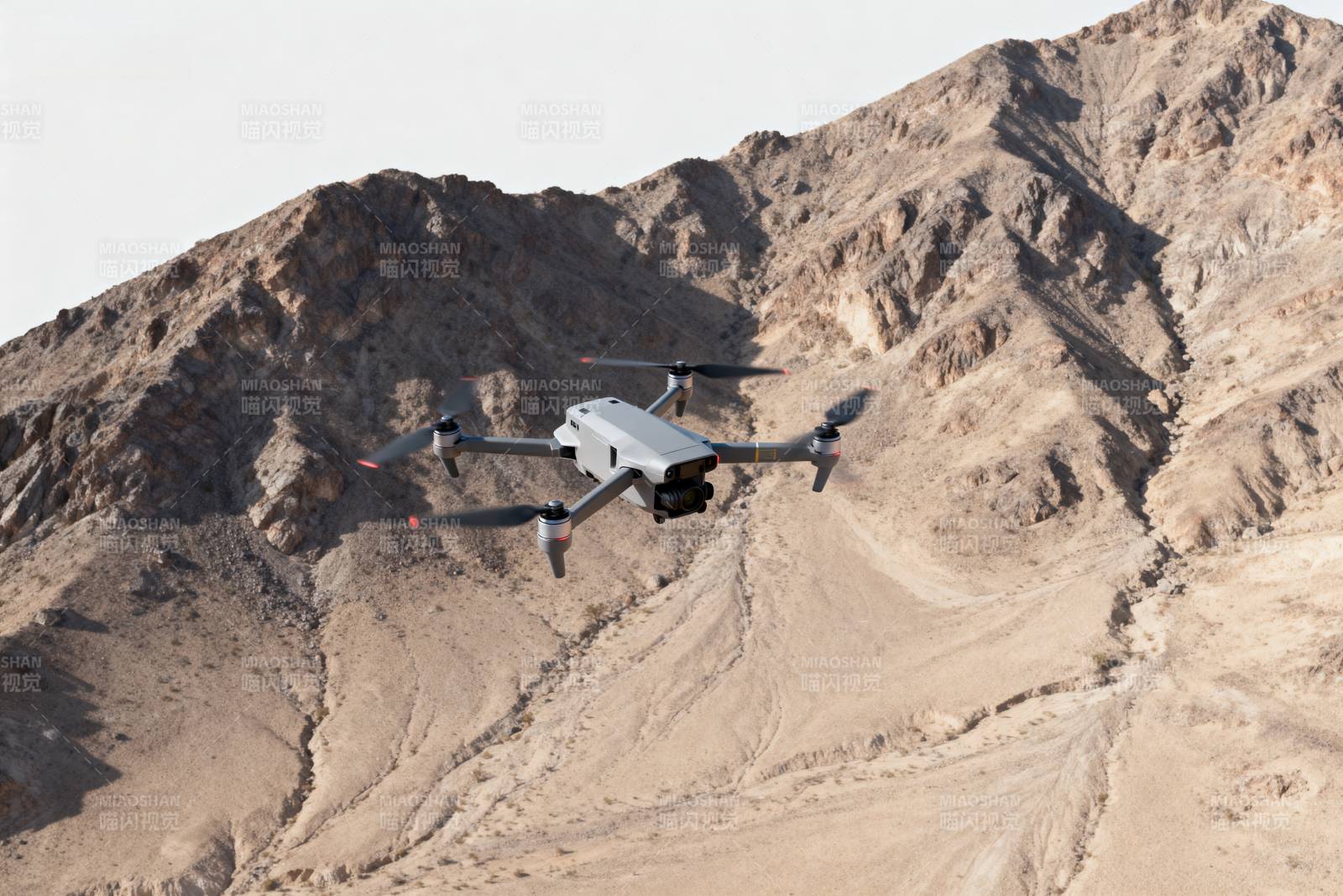 无人机飞越荒漠山峦图片