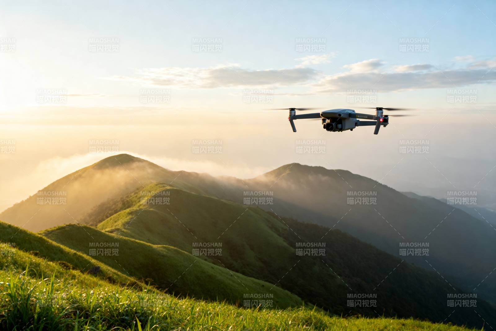 无人机飞越山峦图片