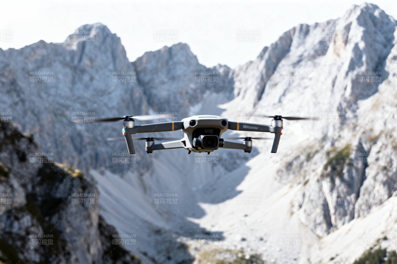 无人机飞越山峰图片