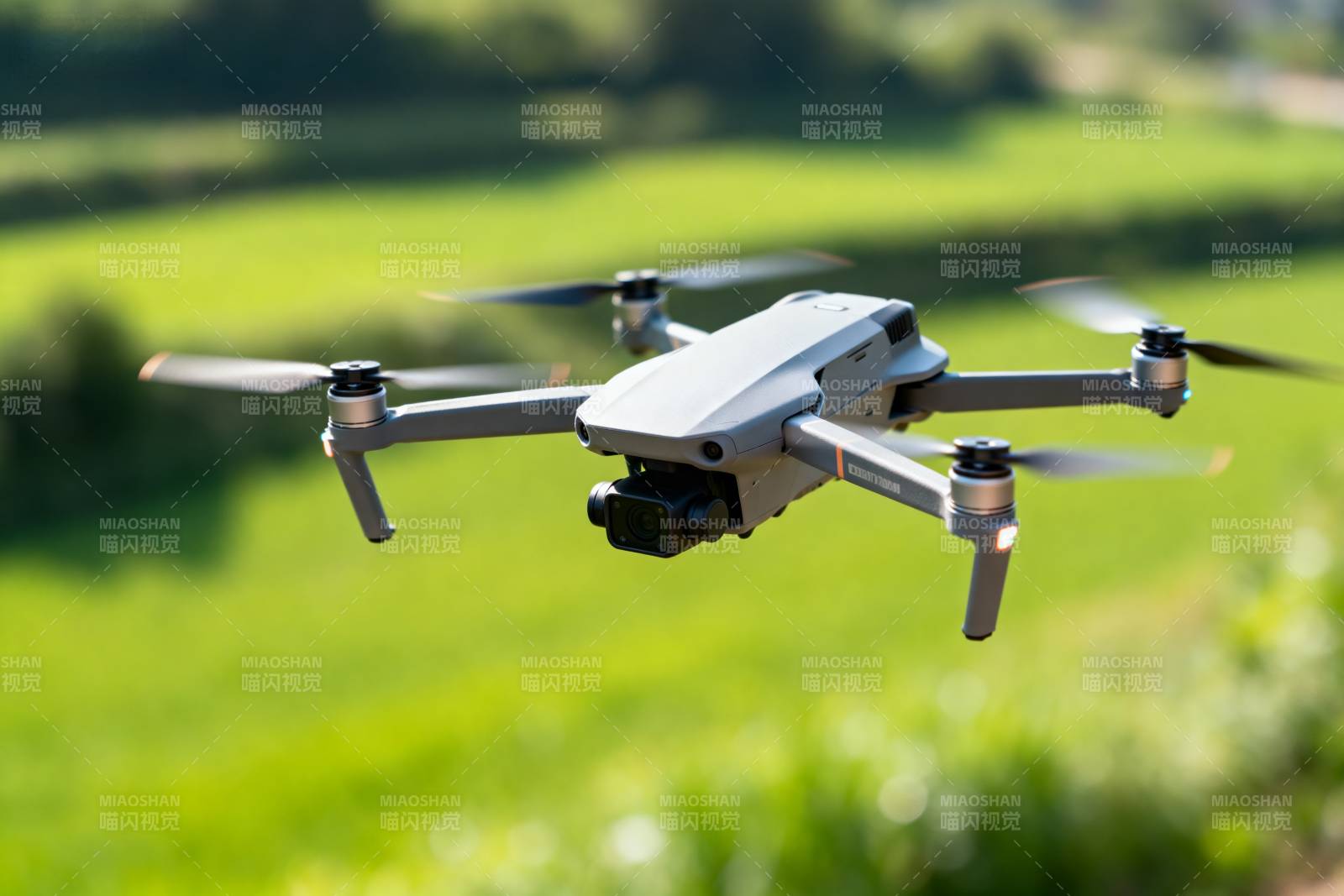 无人机飞行于绿野图片