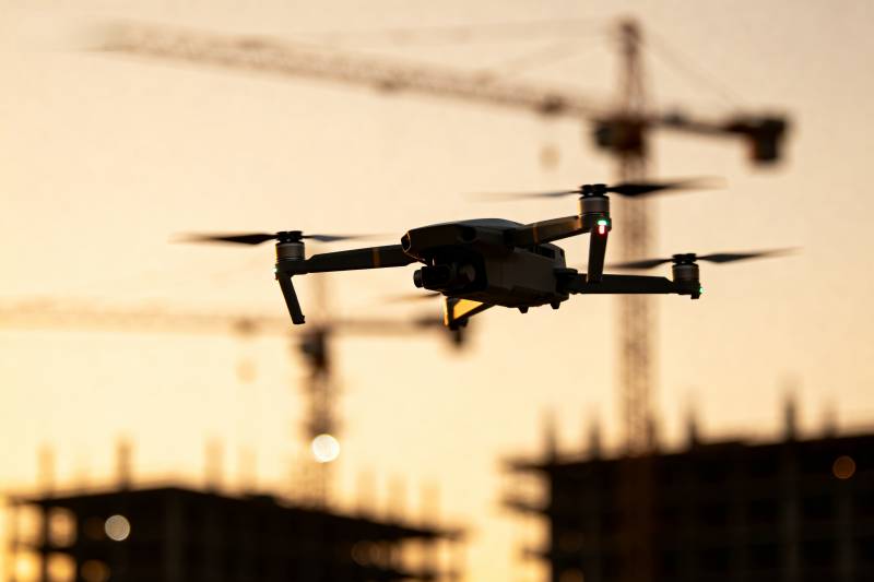 无人机飞越工地图片