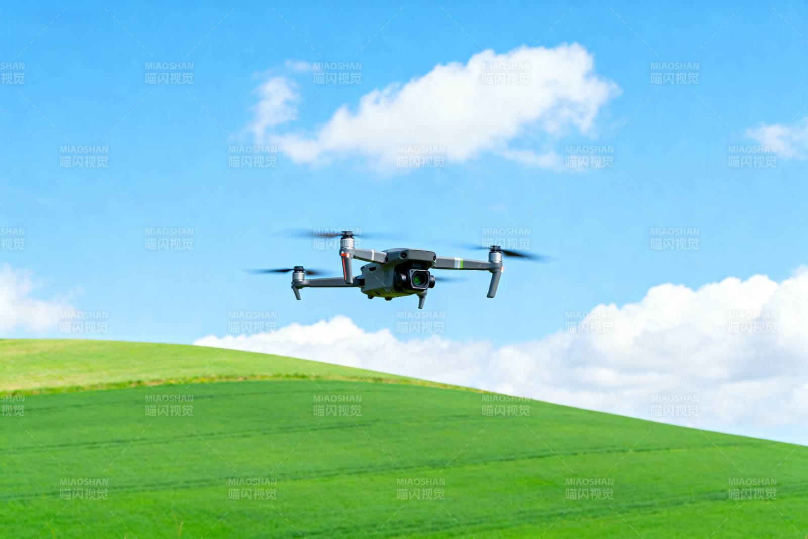 无人机飞越绿野图片