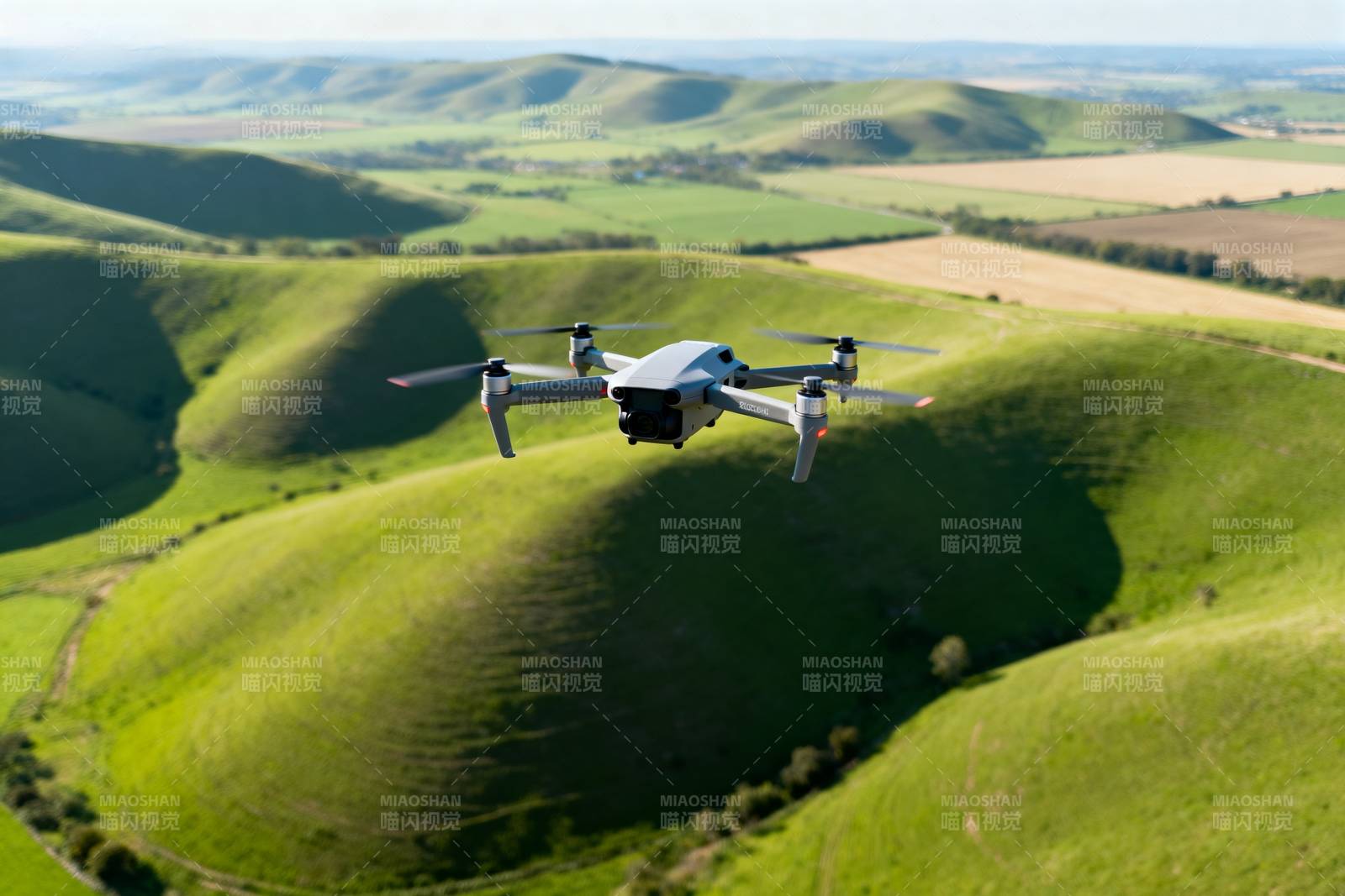 无人机翱翔绿野图片